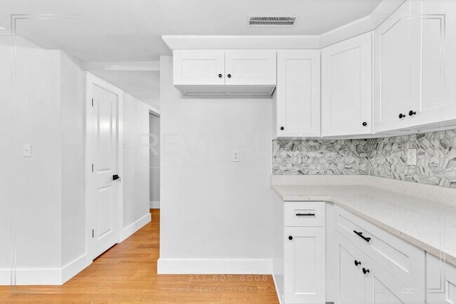 Building Photo - Newly Renovated 3 Bed / 2.5 Bath with Doub...