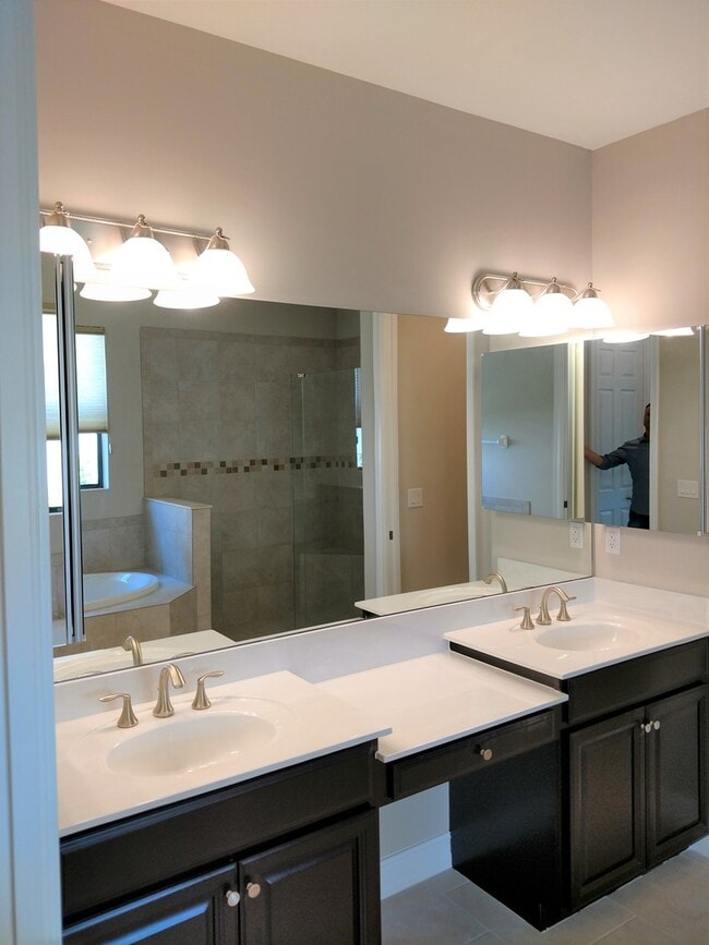 Building Photo - Unfurnished Annual Rental - Lovely 3 Bedroom Home in Calusa Park. Nicely upgraded and Pet Friendly