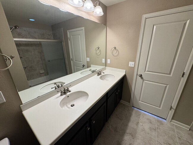 Building Photo - Beautiful spacious home in a lovely quiet ...