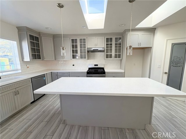 Building Photo - 587 E Arrow Hwy