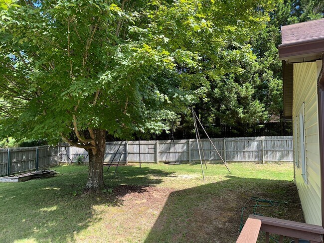 Building Photo - Updated 3 Bedroom 2.5 Bath Home on Hardwoo...