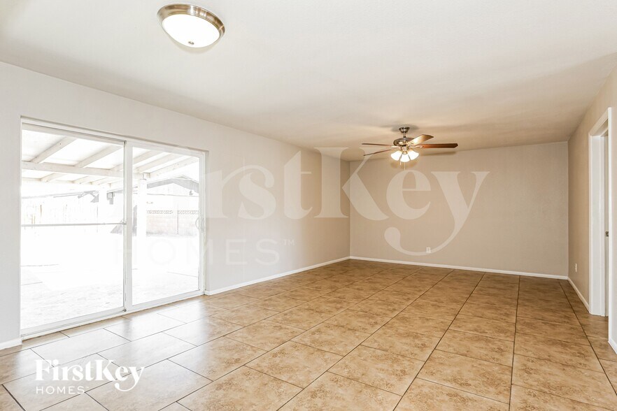 Building Photo - 4606 W Rose Ln