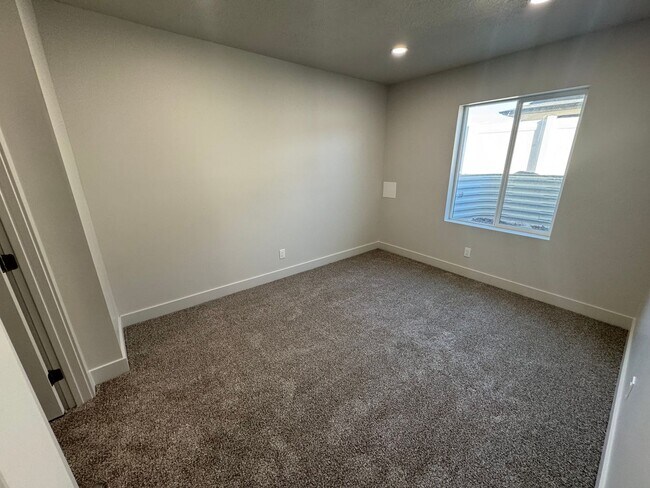 Building Photo - Recently Finished Basement! 3 bed 2 bath - in unit laundry!