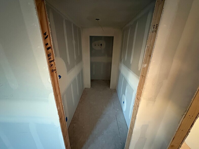 Building Photo - 471 Cheyne Rd