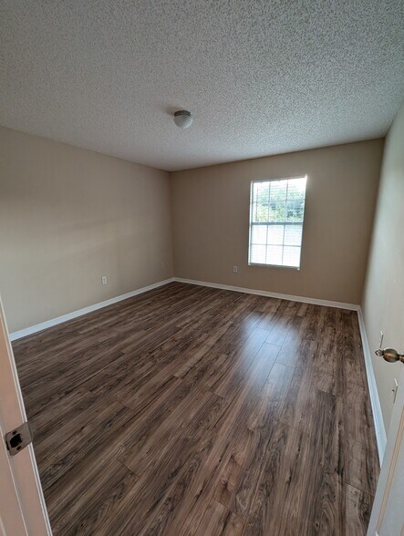 Building Photo - 221 Lake Brook Cir