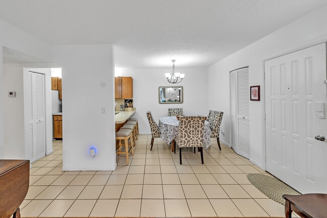 Building Photo - 3402 Gardens E Dr