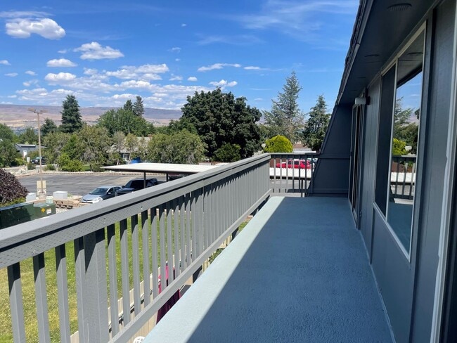 Building Photo - Now renting 2 bedroom 1.5 bathrooms Condo at Castlerock