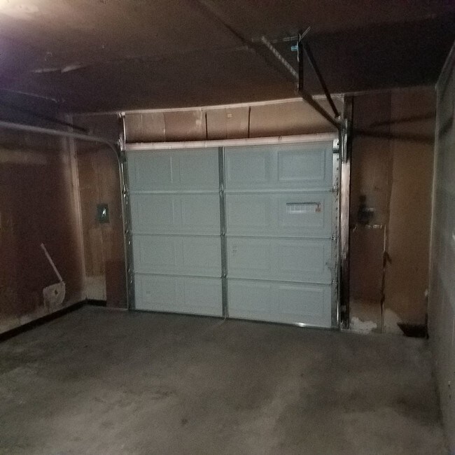 Building Photo - Norhteast 4 Bedroom w/ Garage