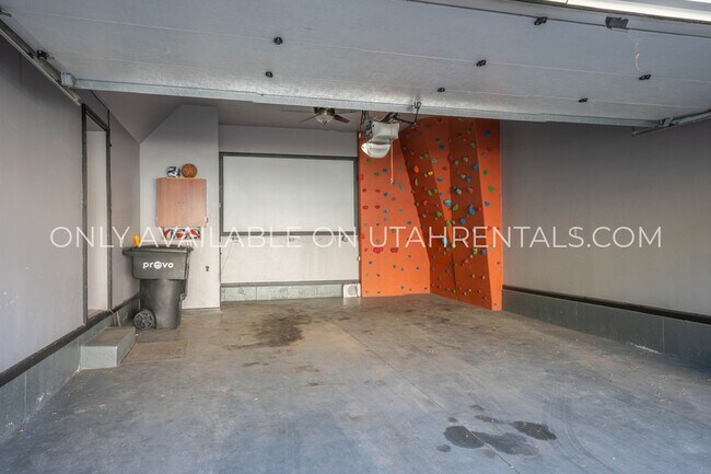 Building Photo - 1061 Canyon Meadow Dr