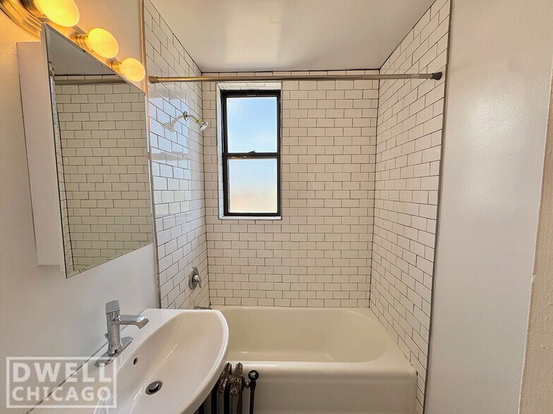 Building Photo - 3333 W Diversey Ave