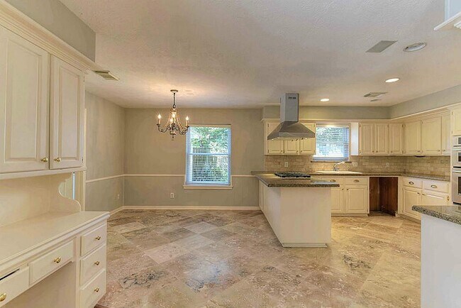 Building Photo - 14627 Carolcrest Dr