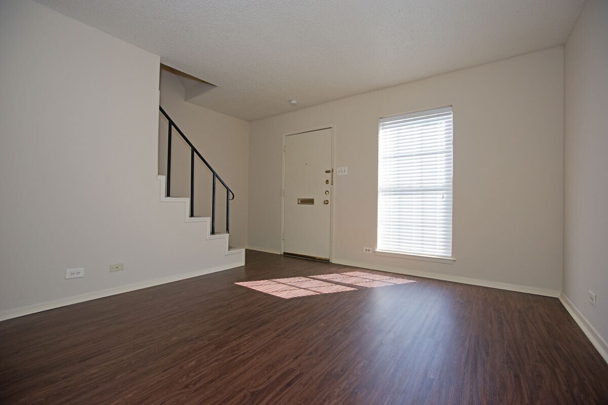 Building Photo - 114 E Amherst Dr