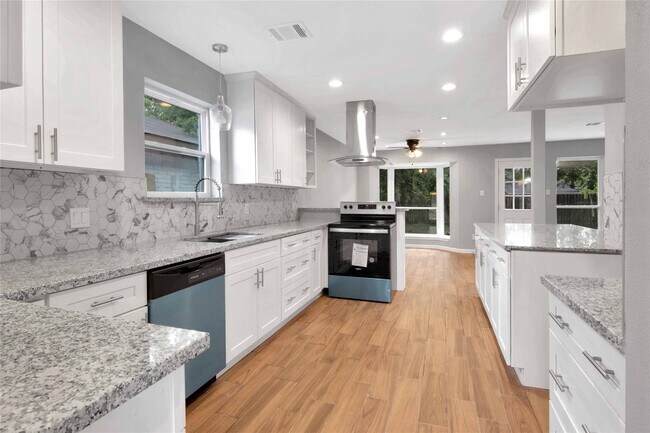 Building Photo - 12811 Golden Tee Ln
