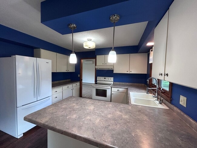 Building Photo - Spacious 4-Bedroom Home