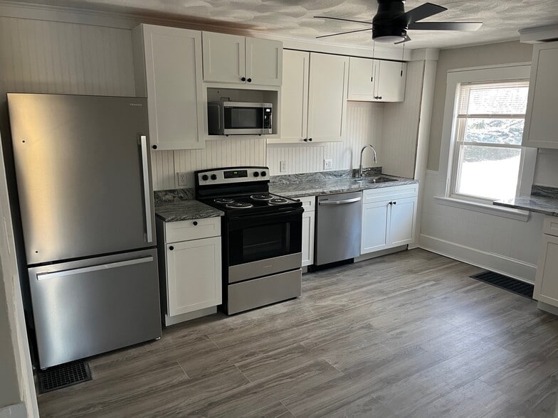 kitchen - 162 Montvale Ave