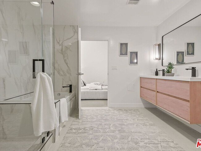 Building Photo - 1130 Flower St