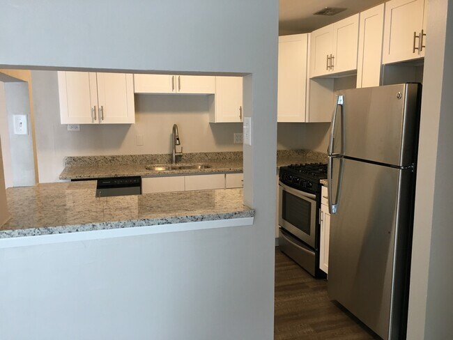 Building Photo - 9s120 Lake Dr