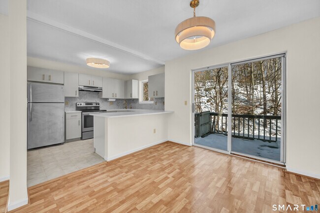 Building Photo - 925 Oronoke Rd