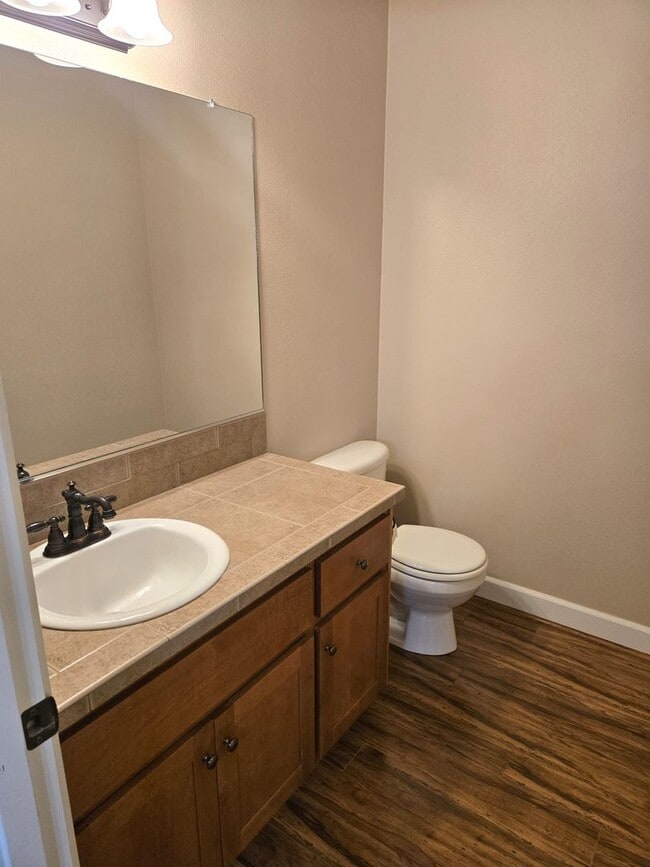 Building Photo - Tons of Space ! Walk to Park!  Newer 2017 ...
