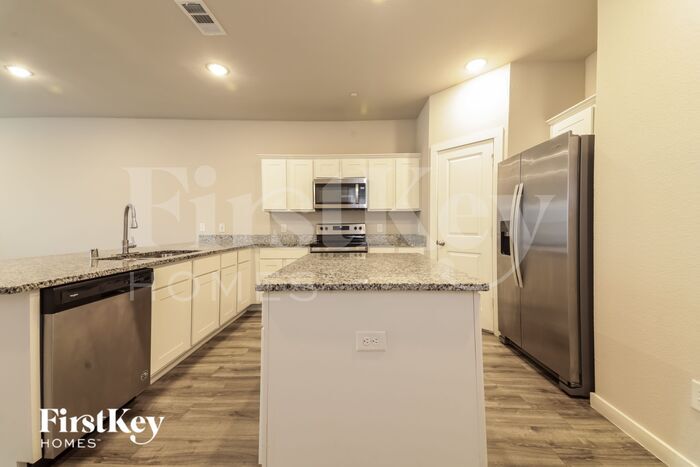 Building Photo - 605 Ava Trl