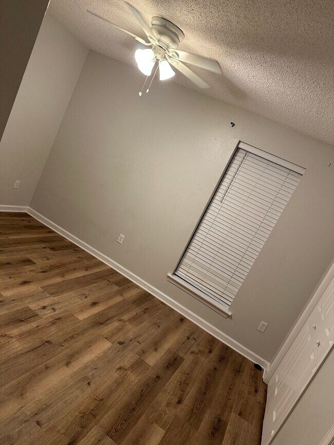 Building Photo - 14732 Hooper Rd