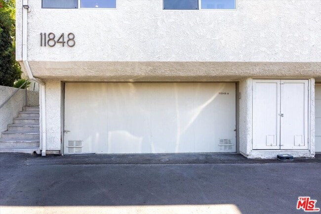 Building Photo - 11848 Moorpark St
