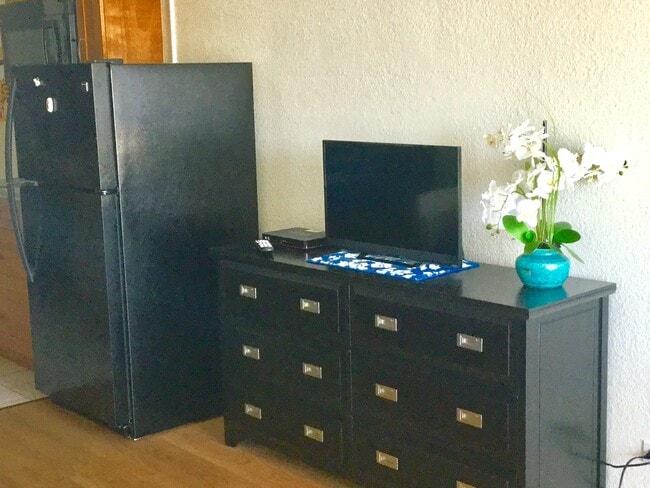 Building Photo - Remodeled High floor furnished Studio/1 Bath at Island Colony - Available 11/30/25