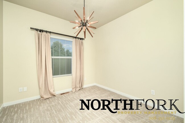Building Photo - Welcome Home to Comfort & Convenience