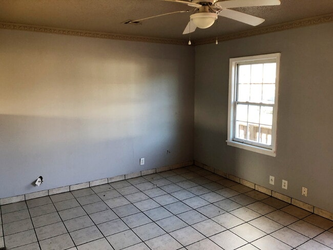 Building Photo - Cute midtown 3 bedroom, 1 bath home