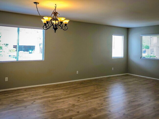 Building Photo - 3 Bedroom Home in the Desirable Paloma Del...