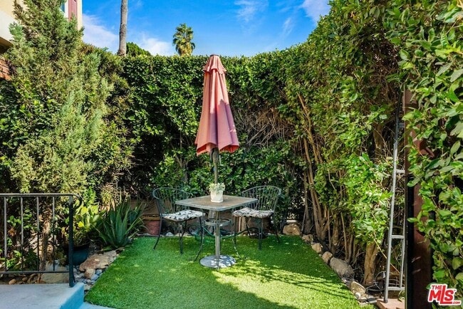 Building Photo - 11585 Riverside Dr