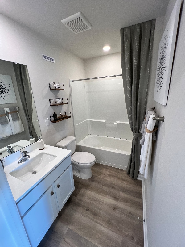 Building Photo - 215 Macoun Way