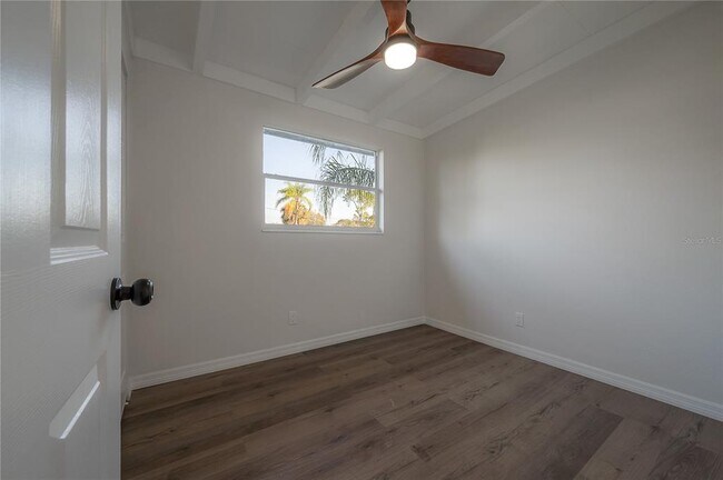 Building Photo - 4002 W Fairview Heights