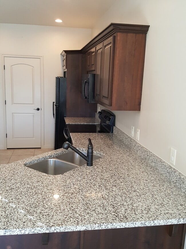 Building Photo - 3 Bedroom Townhome in Prime Washington Com...
