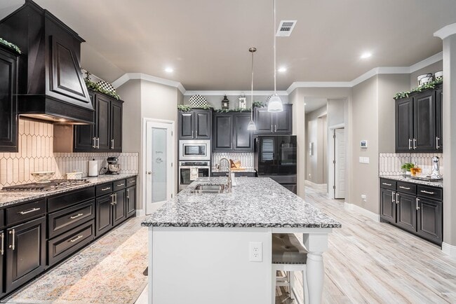 Building Photo - 11 Los Campos Dr