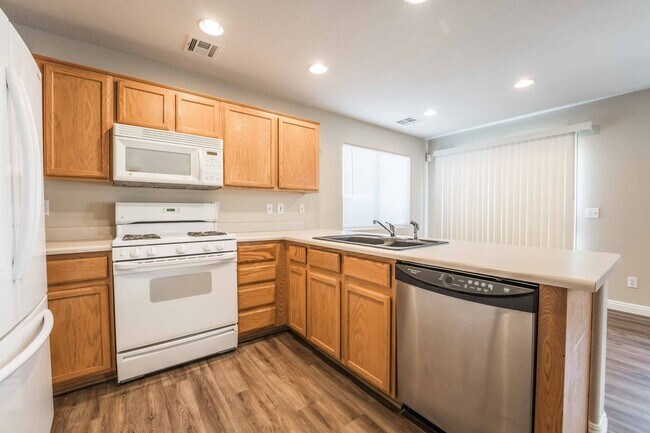 Building Photo - 3 BEDROOM HOUSE WITH OPEN FLOOR PLAN !!