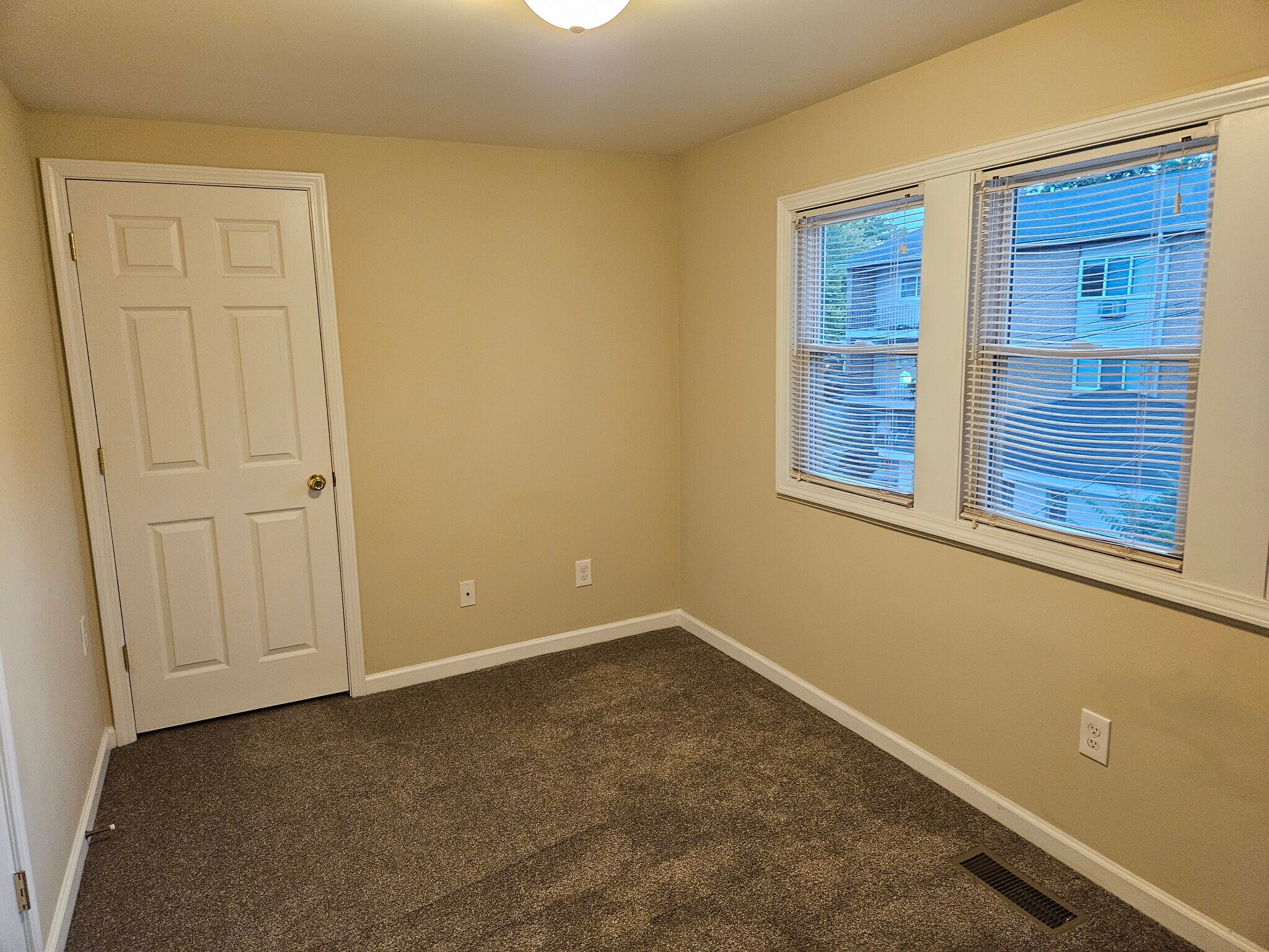 Building Photo - 118 Ballard St