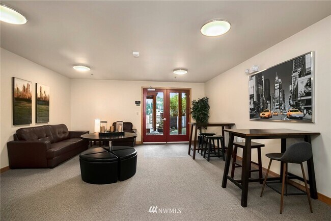 Building Photo - 827 Hiawatha Plz S