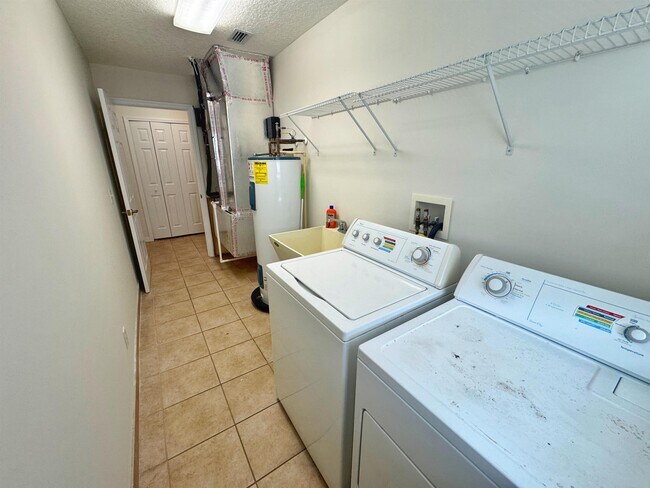 Building Photo - 932 Delcie Dr