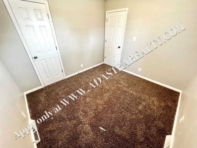 Building Photo - Spacious Shawnee Duplex-Available NOW!!