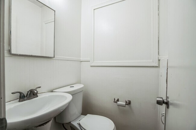 Building Photo - 1301 Oaks Dr