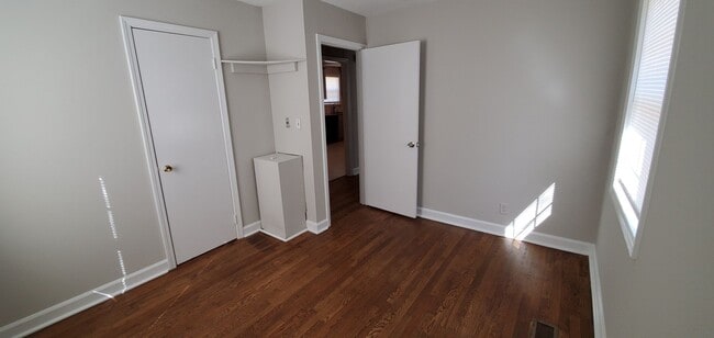 Building Photo - Brick ranch with 2 bedrooms