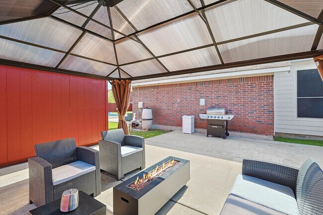 Building Photo - 521 E Robin Ct