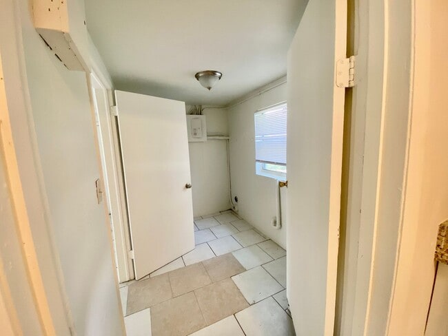 Building Photo - *** LARGE 4 BEDROOM SINGLE FAMILY HOME!***