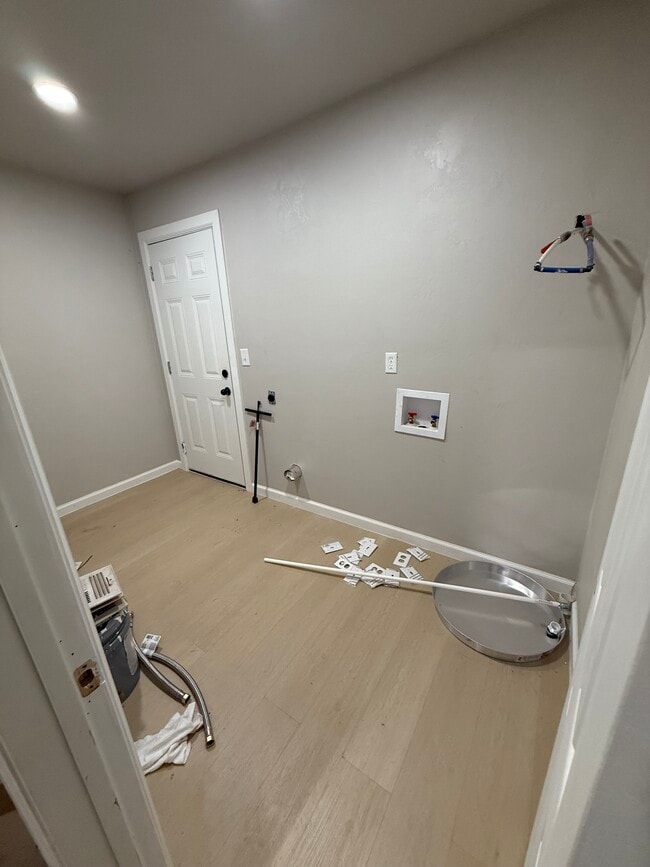 Building Photo - 917 Hillpoint Ln