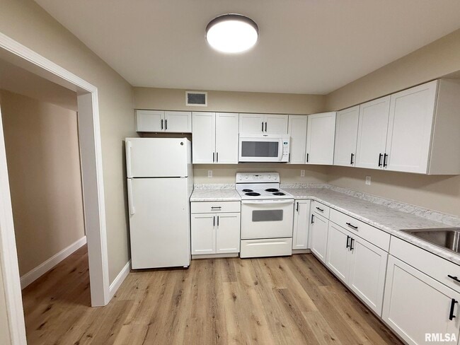 Building Photo - 3440 Villa Ridge