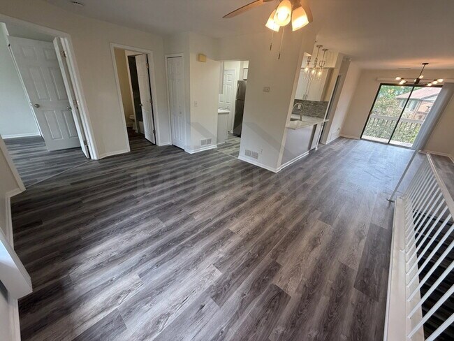 Building Photo - 1560 Meadowside Dr