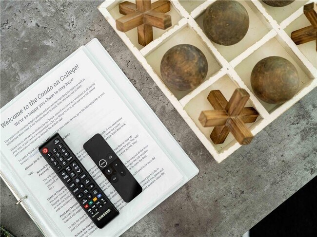 Building Photo - 352 W 5th St