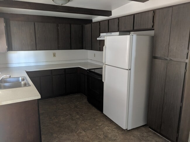 Building Photo - R424