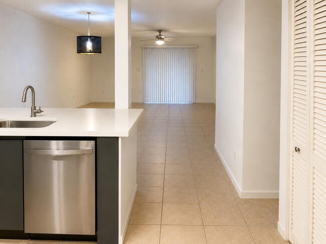 Building Photo - 450 Commodore Dr